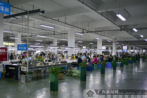 网媒记者探访自贡外贸鞋生产基地