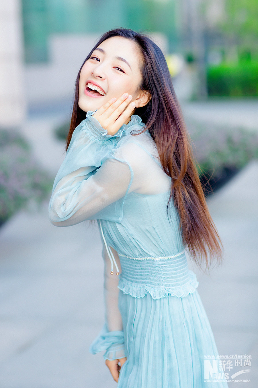 吴倩曝街拍写真 玩转初夏轻甜少女风