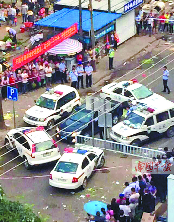 预防驾驶员失控伤人 5辆警车围住 失常 轿车(图