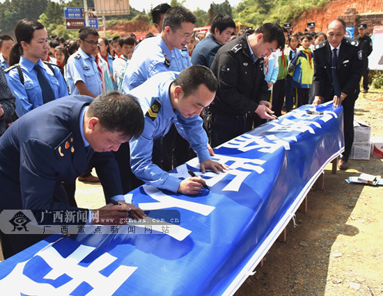 集中销毁非法出版物 三江挥重拳打击假冒侵权(图)