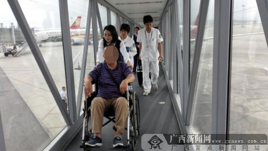七旬老人乘飞机身体不适 机场医务人员紧急施救