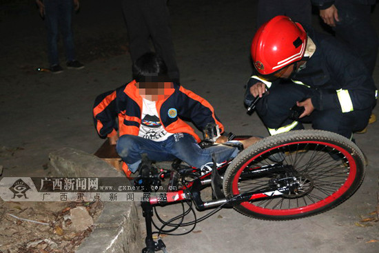 男孩贪玩骑自行车脚被卡 消防成功施救(图)