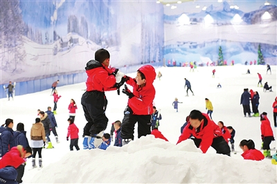 薰衣草庄园内冰河世纪滑雪场游客不减.(莫亚丹 摄)