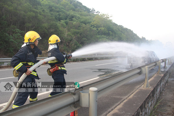 小车在南友高速路上自燃被烧成空壳(图)