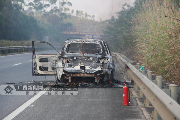 小车在南友高速路上自燃被烧成空壳(图)