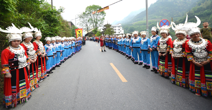 ��ʤ��Ⱥ�����Ž���ʢװ���ݶ�����׻(��ͼ)