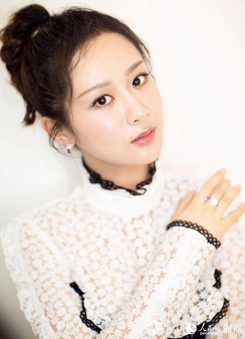 杨紫亮相《欢乐颂2》发布会 展 北京小妞 俏萌