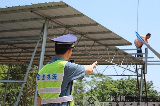 劝说教育结合 金秀路政拆除违章钢架棚