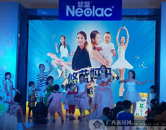 带宝宝和当明星两不误 南宁辣妈秀打造红人妈妈