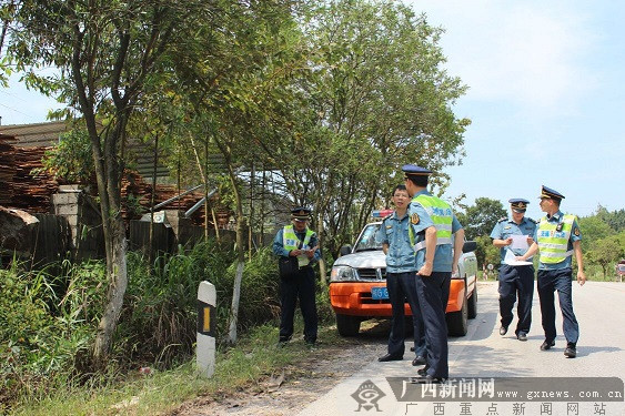 劝说教育结合 金秀路政拆除违章钢架棚