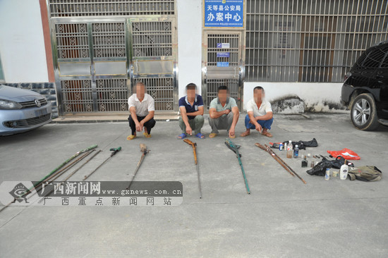 天等警方凌晨清查抓获4人缴获6支枪(图)