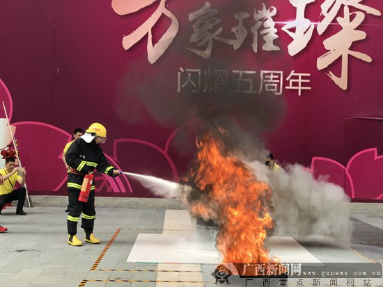 南宁一商场举行消防技能运动会 普及救援知识