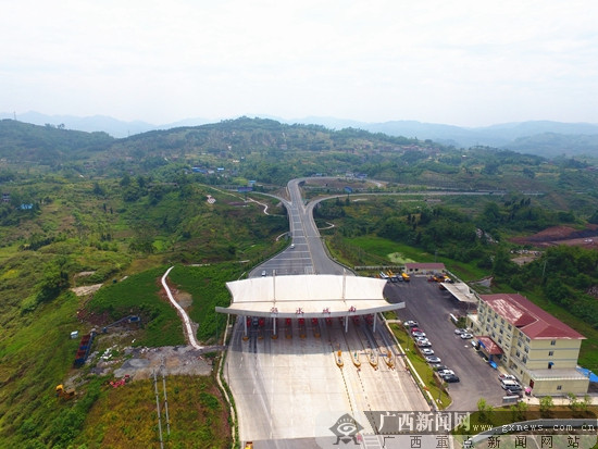 邻水县高速路网建设完善。广西新闻网记者 李伟国摄 广西新闻网广安5月9日讯(记者 李伟国)5月9日,喜迎党代会 天府新飞跃全国主流新媒体瞰四川大型采访团B组来到了广安市邻水县经济开发区采访。川渝两地合作一直不断深化,邻水是先行兵,又是践行者。据邻水县经开区相关负责人介绍,经开区核心园区城南机电园现已入驻企业98户,规模以上企业有62户,就业人数达2万余人,去年实现产值188.
