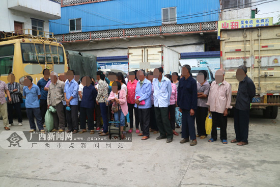 19座中型客车竟塞进42人 客车严重超员被拦停(图)