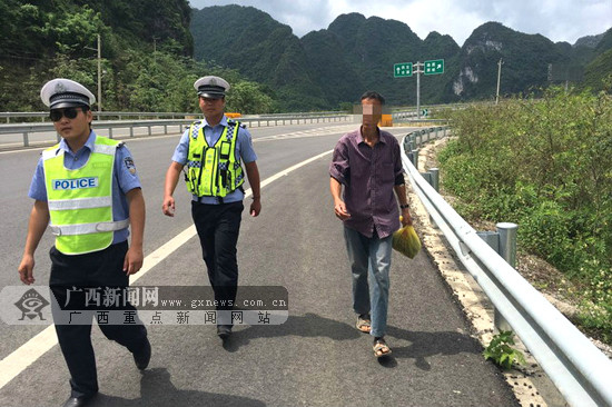 男子坐在高速路上悠闲候车 已被交警及时劝离(图)