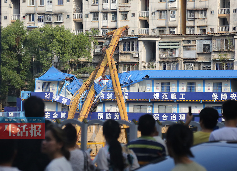 “怪手”砸楼幸无伤亡 事发南宁市秀灵路南铁五街