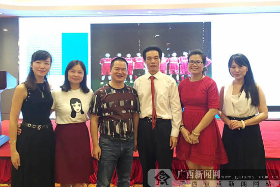 时尚元素时刻伴随着谢静的生活。 将美学设计与家具结合 征服客户异地订制软装 中国家具行业一直处于高速发展的状态,但近几年来随着中国整体经济发展的放缓,以及互联网的冲击,实体的家具专卖店也面临着较大的挑战。谢静经营的家具店却能逆势发展,花开四朵,她又是怎么做到的呢? 家居,是一种生活态度。家展现的是主人的品味,而软装就是家的灵魂。我给每一家送去的是软装美学设计,使客户不仅购买到了高品质的家具,更享受到了灯、窗帘、墙纸、地毯、摆件等八大软装设计。谢静说。 谢静把美学设计与家具相融合,迎得了许多中高端客户的