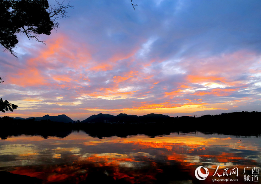 5月21日傍晚在湘江上游广西桂林市全州县城段拍摄的晚霞美景