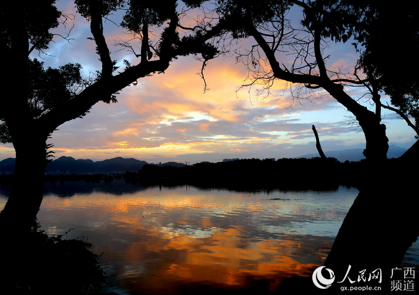 5月21日傍晚在湘江上游广西桂林市全州县城段拍摄的晚霞美景