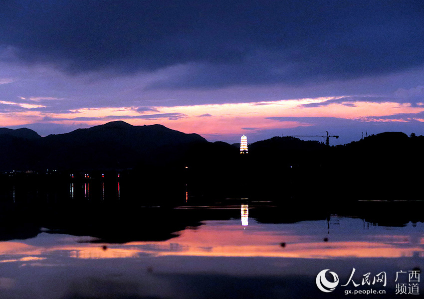 5月21日傍晚在湘江上游广西桂林市全州县城段拍摄的晚霞美景