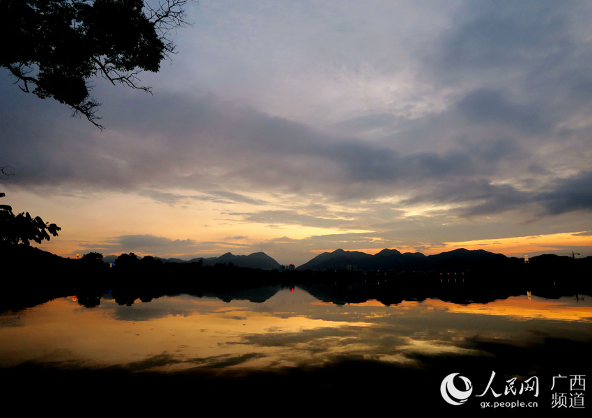 5月21日傍晚在湘江上游广西桂林市全州县城段拍摄的晚霞美景