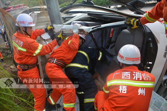 玉梧高速岑溪糯垌段一货车侧翻 造成2死1伤(图)