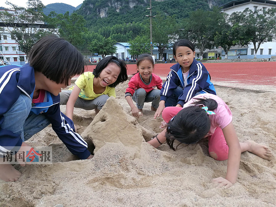 寄宿小学的农村娃 7岁独立生活在校学会洗衣拖地(8/9)