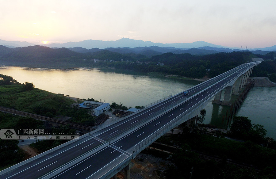 航拍:鸟瞰"广西最美高速公路"