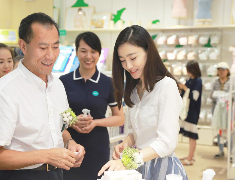 全棉时代进驻南宁万象城 王丽坤分享全棉生活态度