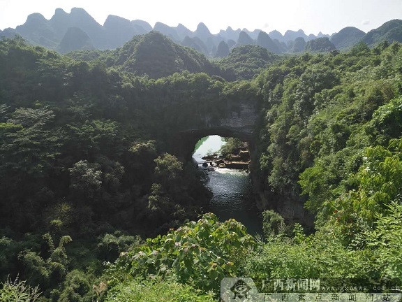 国家4A级旅游景区香桥岩溶国家地质公园。广西新闻网记者 莫一科摄 据介绍,此次节会,鹿寨县将重点推出中渡古镇传承千年的和家宴、武庙祈福、本土醒狮文化斗狮等活动,为游客奉上的丰盛的民俗文化大餐;并围绕特色美食,推出特色柴火粉、民间特色小吃、荷花宴和中渡民间四大非遗菜食品鉴等活动,让广大游客尽享鹿寨味道。此外,本次节会还向广大游客推荐香桥岩溶国家地质公园作品展、地质科普游园活动,拉沟大坪古报原始森林徒步、探险、露营和瑶家文化体验,寨沙浪洲古樟树林、仁里、板里、料旺等客家文化体验、乡愁品位、休闲娱乐活动。