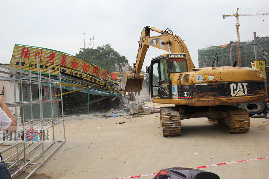 无证经营数年 违建美食城被强拆
