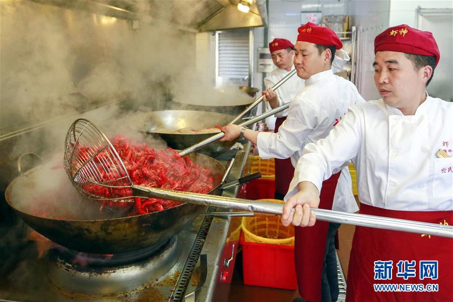 6月9日,江苏省盱眙县一家专营"盱眙龙虾"的饭店厨师在烹制小龙虾.