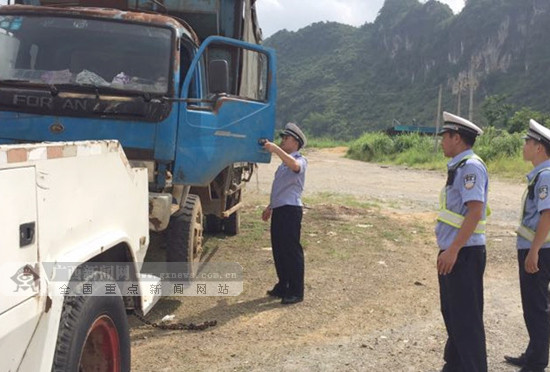 图片信息:6月12日,凭祥市公安局交警大队开展清除"僵尸车"专项整治