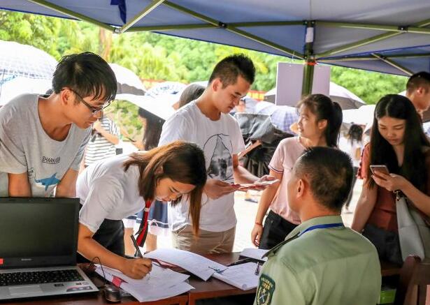 ��У��������"�����" ѧ��ӻԾӦ��Ͷ������(ͼ)