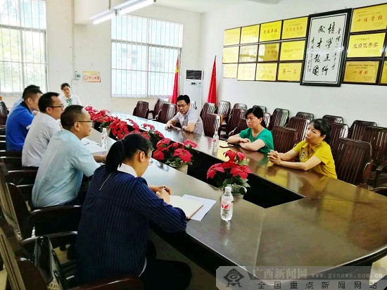 农行百色分行到平果高级中学开展银校通座谈