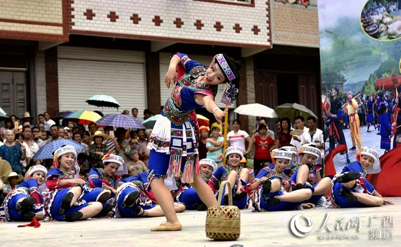 广西都安瑶族自治县的瑶族群众在表演瑶族歌舞(高东风摄)