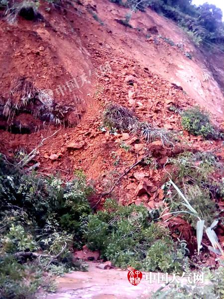 昭平持续降雨 致道路滑坡交通中断(图)