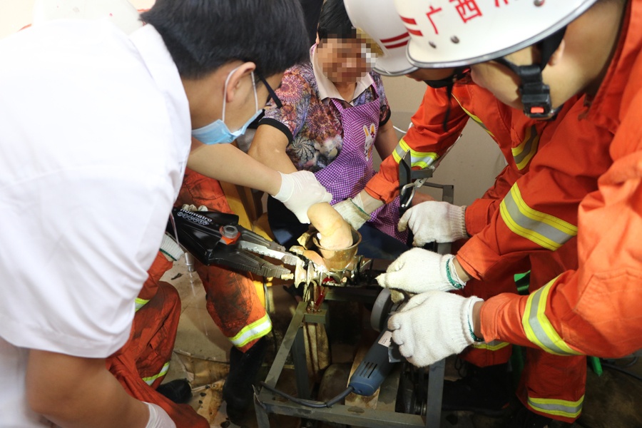 ���գ�Ů�����ֱ��������ס ���������Ʋ�(ͼ)