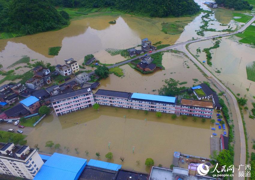 6月26日,在广西柳州市融安县泗顶镇,中心小学校园出现积水,学校暂时