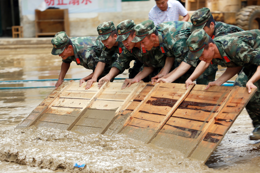 ǿ������У԰��"����" �侯�ٱ�����ѧУ����(ͼ)