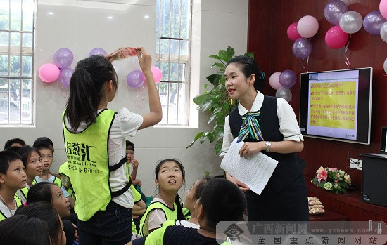 农行港南支行营业室开启小小银行家快乐之旅