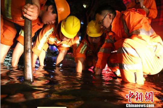 宁波遭遇骤雨出现积水城管部门紧急启动防汛排涝