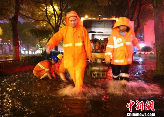 图为:救援人员在现场处置。 何蒋勇 摄