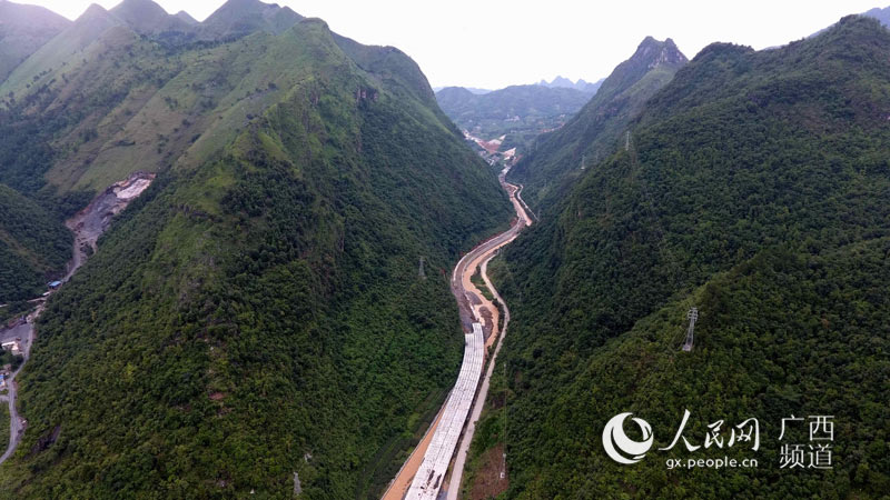 河百高速公路高架桥"飞跃"在广西东兰县的峡谷间(高东风摄.