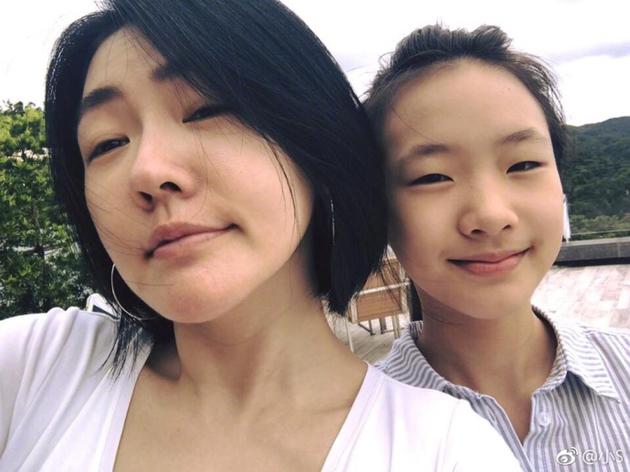 小S穿深V泳装身材火辣 和大女儿合照似姐妹