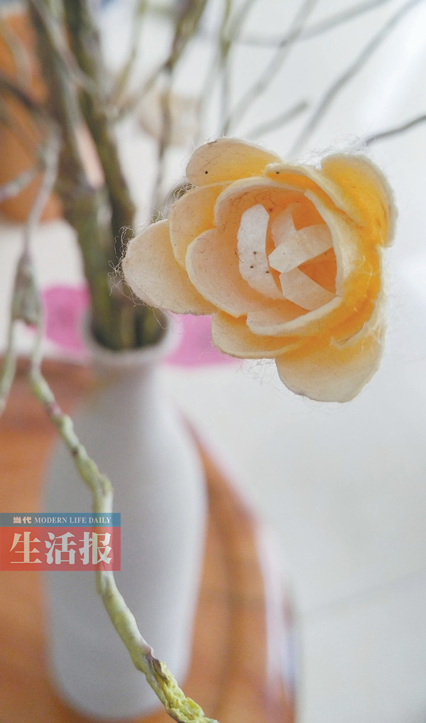 后来,覃连红老师担心"蚕茧花"被破坏,又将花束移到了