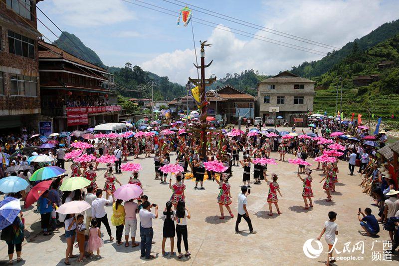 恰逢广西柳州市融水苗族自治县安太乡培秀村一年一度的"新禾节,当地