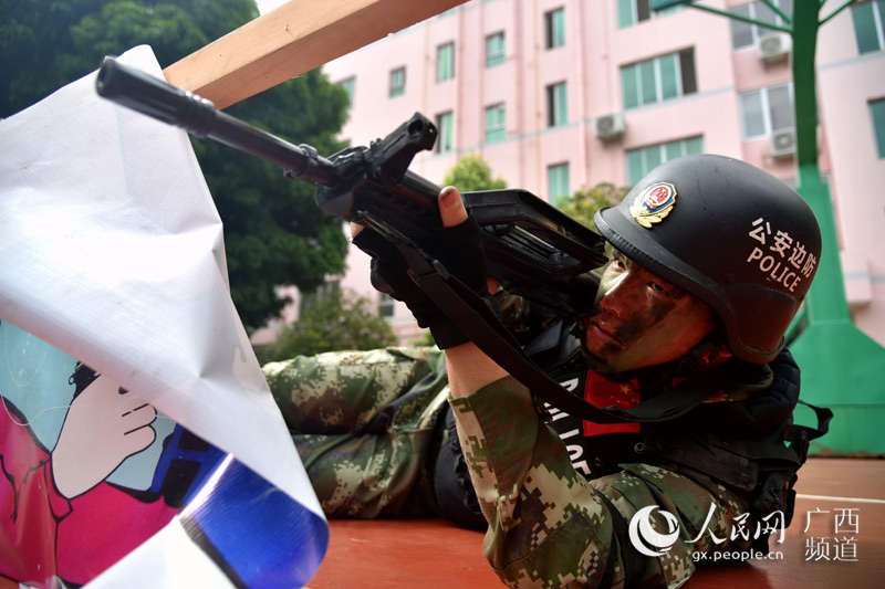 武警贵港边防检查站的战士们在进行卧姿射击训练(高东风/摄)