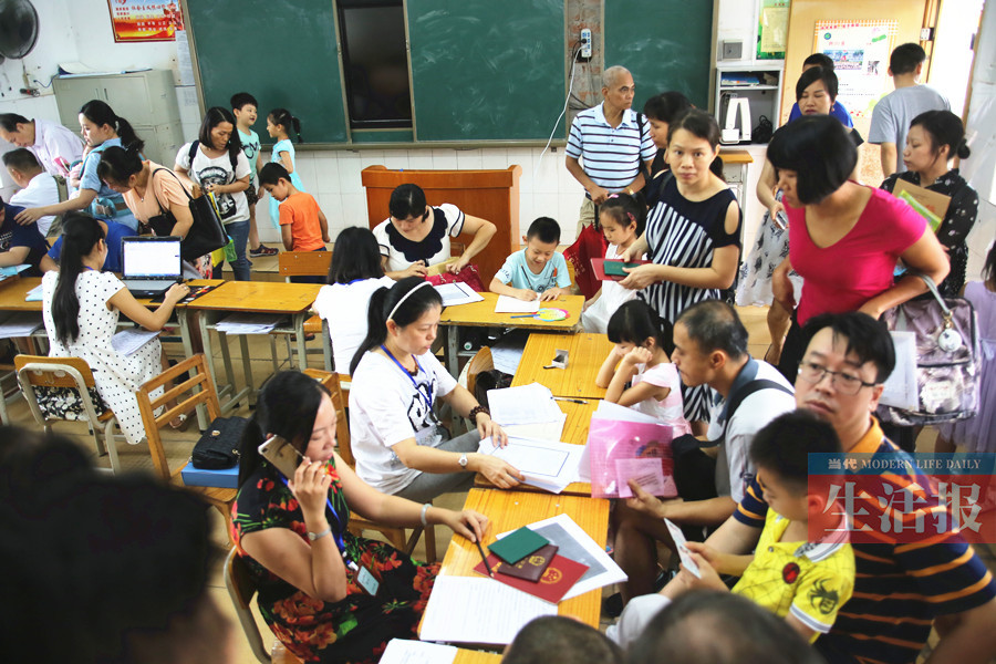 7月9日焦点图：家长凌晨5时排队 只为给娃报名读小学