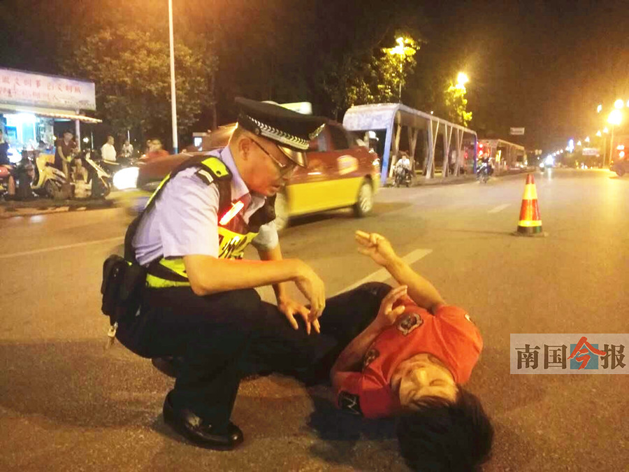 ��������"Ů��"һ���ƴ���ϱ�ƭ ��������·�м�